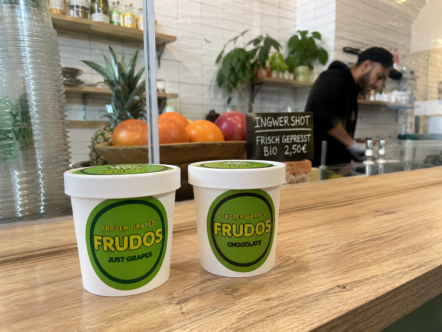 Frudōs Becher vor der Berliner Skyline